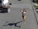 Mulher  flagrada tomando sol na laje e tenta derrubar drone