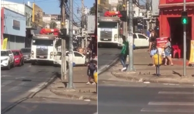 Motorista entra na contramo, bate em caminho e quase atropela mulher em calada no Centro de Cuiab