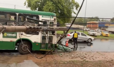 Motorista perde o controle de nibus, bate em poste e quebra estrutura ao meio