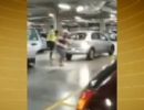 Motorista tenta atropelar dois homens durante briga em estacionamento de shopping