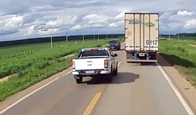 Motorista de caminho flagra S10 desviando de batida frontal com outra caminhonete em rodovia de MT