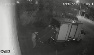 Vdeo registra momento que bandidos furtam refrigerador de loja em Cuiab