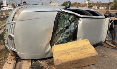 Motorista  fechado e capota gol prata na Avenida da FEB