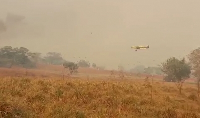 Bombeiros utilizam aeronave para tentar controlar incndio em Dom Aquino