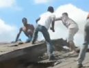 Ladro trapalho destri telhado de casa em tentativa de fuga