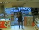 Ladres vestidos de mulher assaltam loja de convenincia