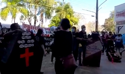 Profissionais da educao fazem manifestao durante visita de Mauro Mendes III