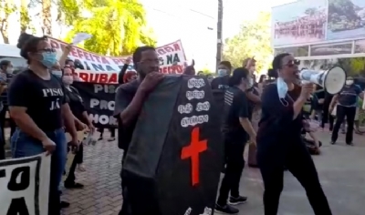 Profissionais da educao fazem manifestao durante visita de Mauro Mendes IV