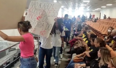 Alunos e professores protestam contra militarizao do Colgio Adalgisa de Barros