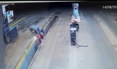 Vdeo registra motociclista bbado caindo em valeta de posto