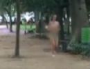Mulher  flagrada correndo nua em parque de Porto Alegre (RS)