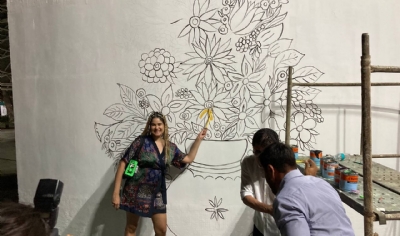 Filha de Adir Sodr d primeiras pinceladas em reproduo no mural da Praa 8 de Abril; veja