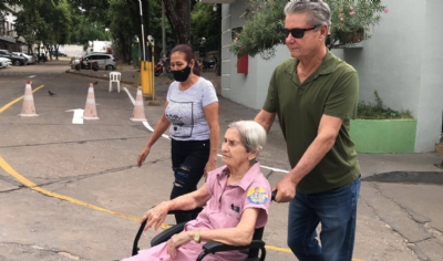 Aos 101 anos de idade, dona Maria de Oliveira comparece ao IFMT para votar mesmo no tendo mais a obrigatoriedade