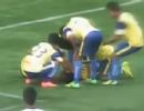 Jogador morre depois de fazer acrobacia em comemorao de gol