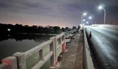 Motorista  resgatado por policiais e bombeiros aps romper ponte em Cceres e cair com caminho dentro do Rio Paraguai