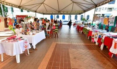 Feira de Artesanato Popular na Praa Alencastro tem croch, doces artesanais, perfumes, plantas, livros, arte sacra, consulta  populao e mais