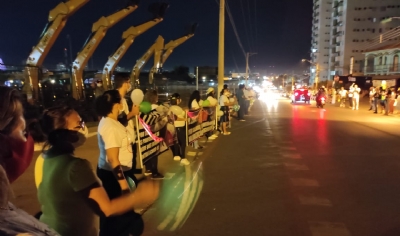 Enfermeiros protestam em frente  Arena Pantanal pedindo aprovao de PL