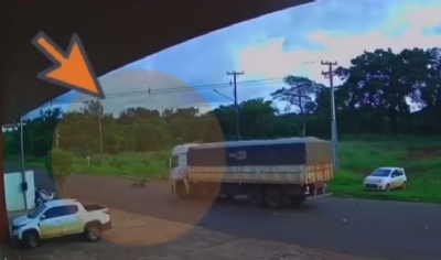 Cmera registra ciclista caindo na pista e quase sendo atropelado por caminho