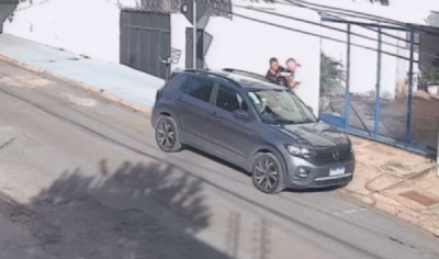 Idoso tem carro roubado e luta com criminosos para fugir de sequestro