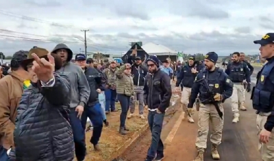 PRF usa bomba de gs para dispersar bolsonaristas em trecho da BR-163