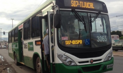 OD - nibus derrapa em pista molhada pela chuva e quase colide com muro na Fernando Corra