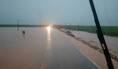 Chuvas causam estrago em rodovia de Mato Grosso e carros acabam fora da pista